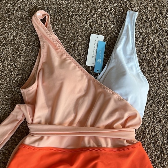 NEW Cupshe Color Block Swimsuit - Size Medium - Picture 2 of 7